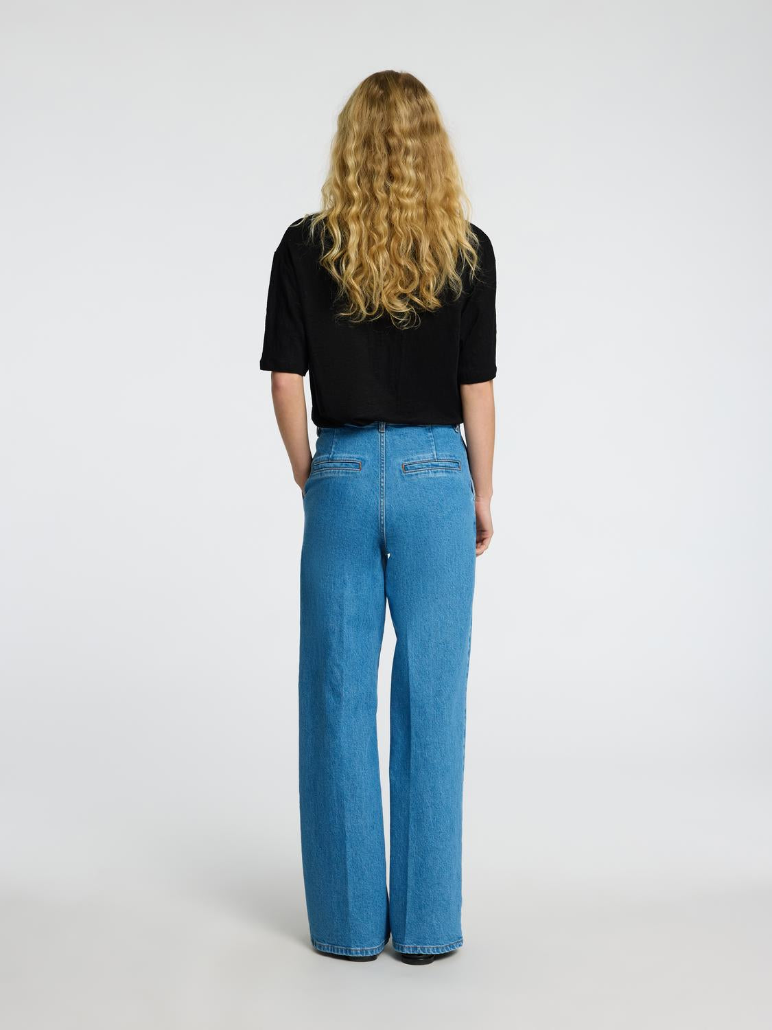 model_shot-back