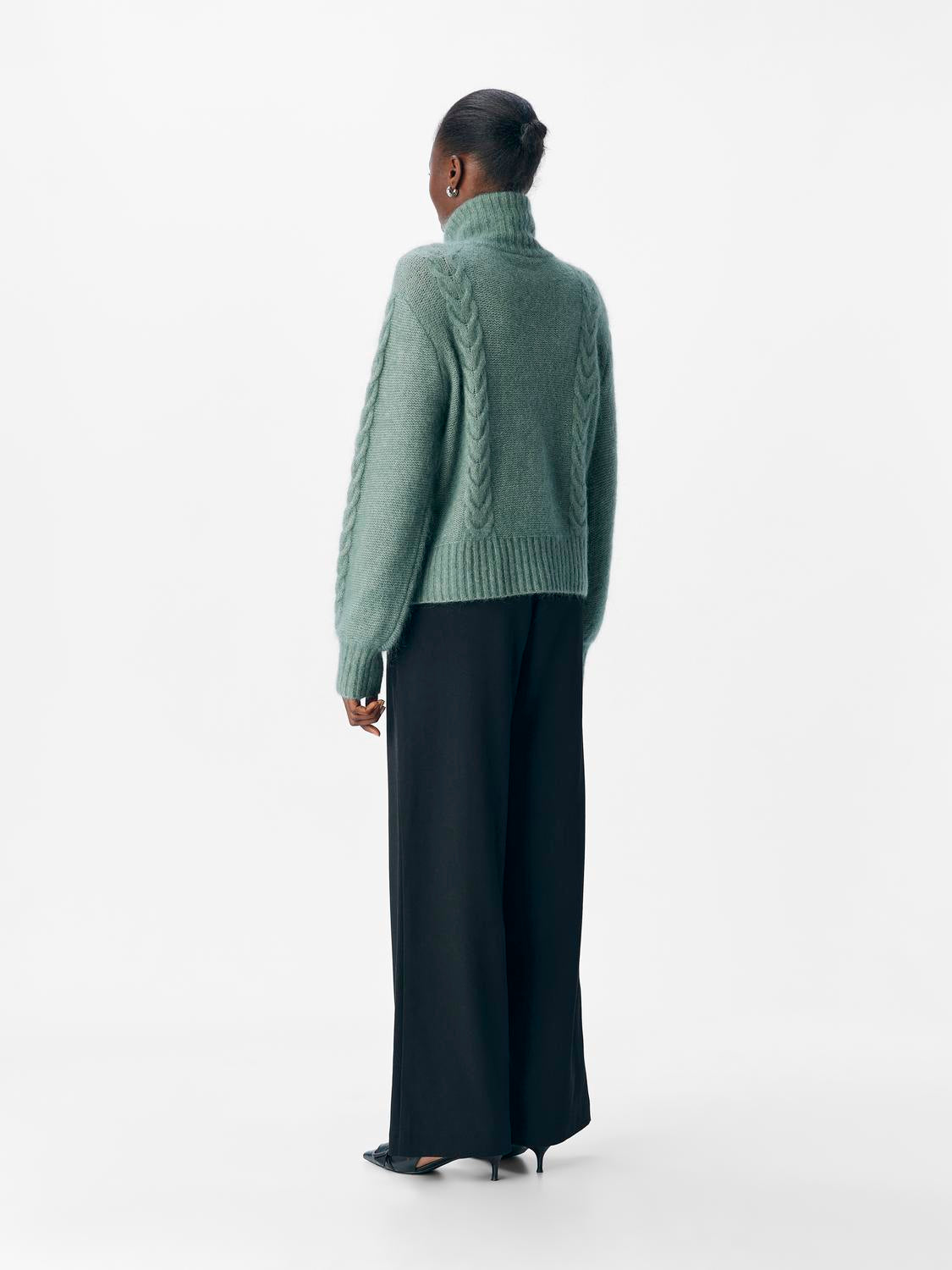 model_shot-back