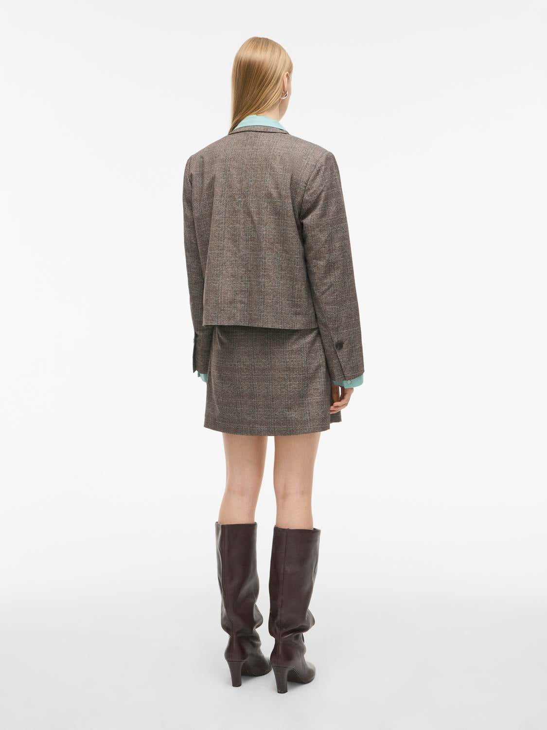 model_shot-back