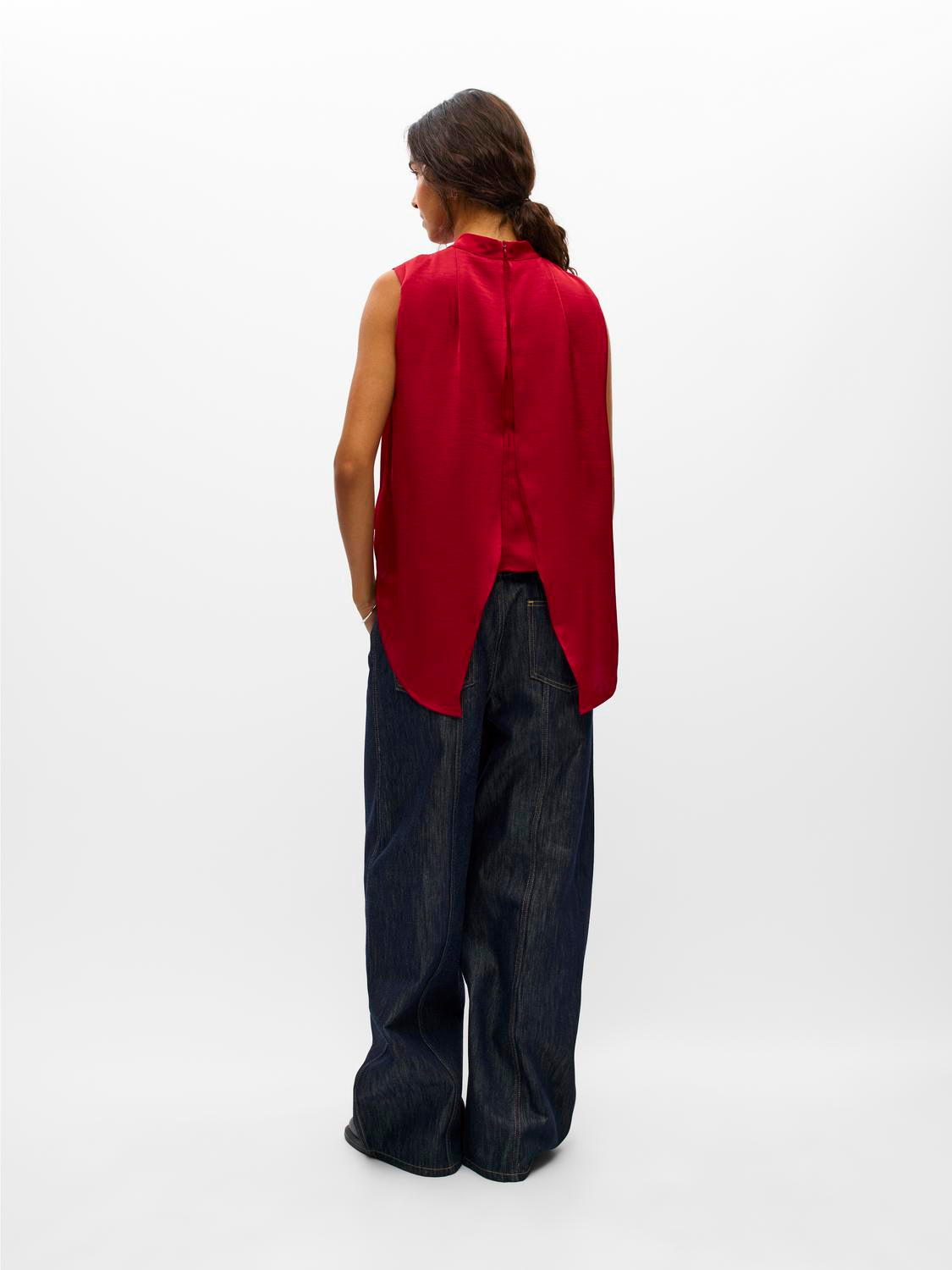 model_shot-back