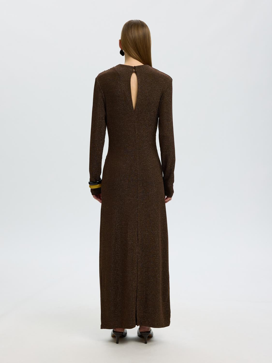 model_shot-back
