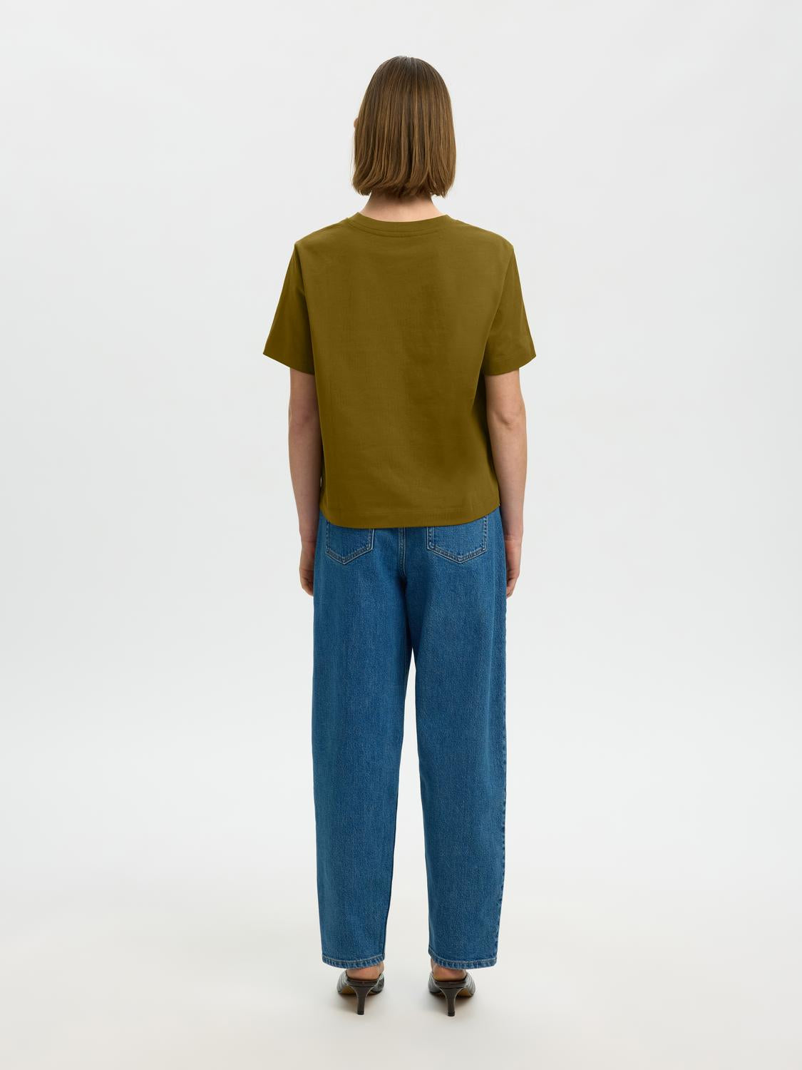 model_shot-back