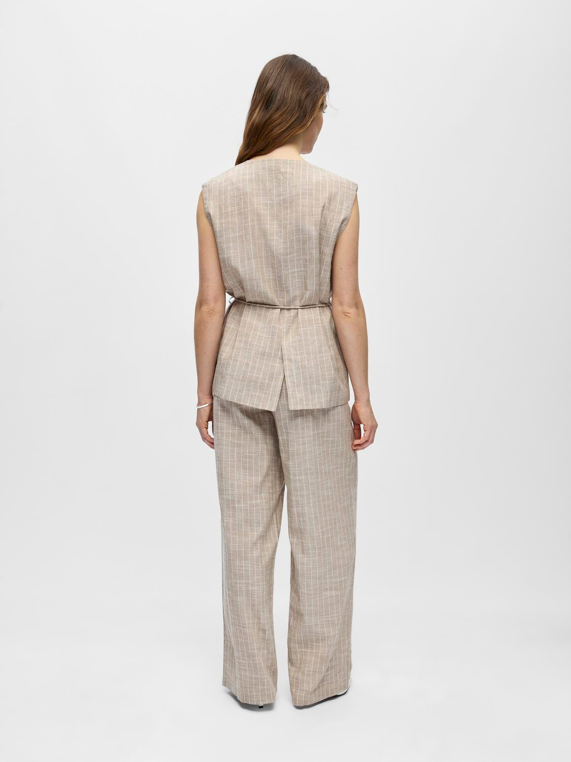 model_shot-back