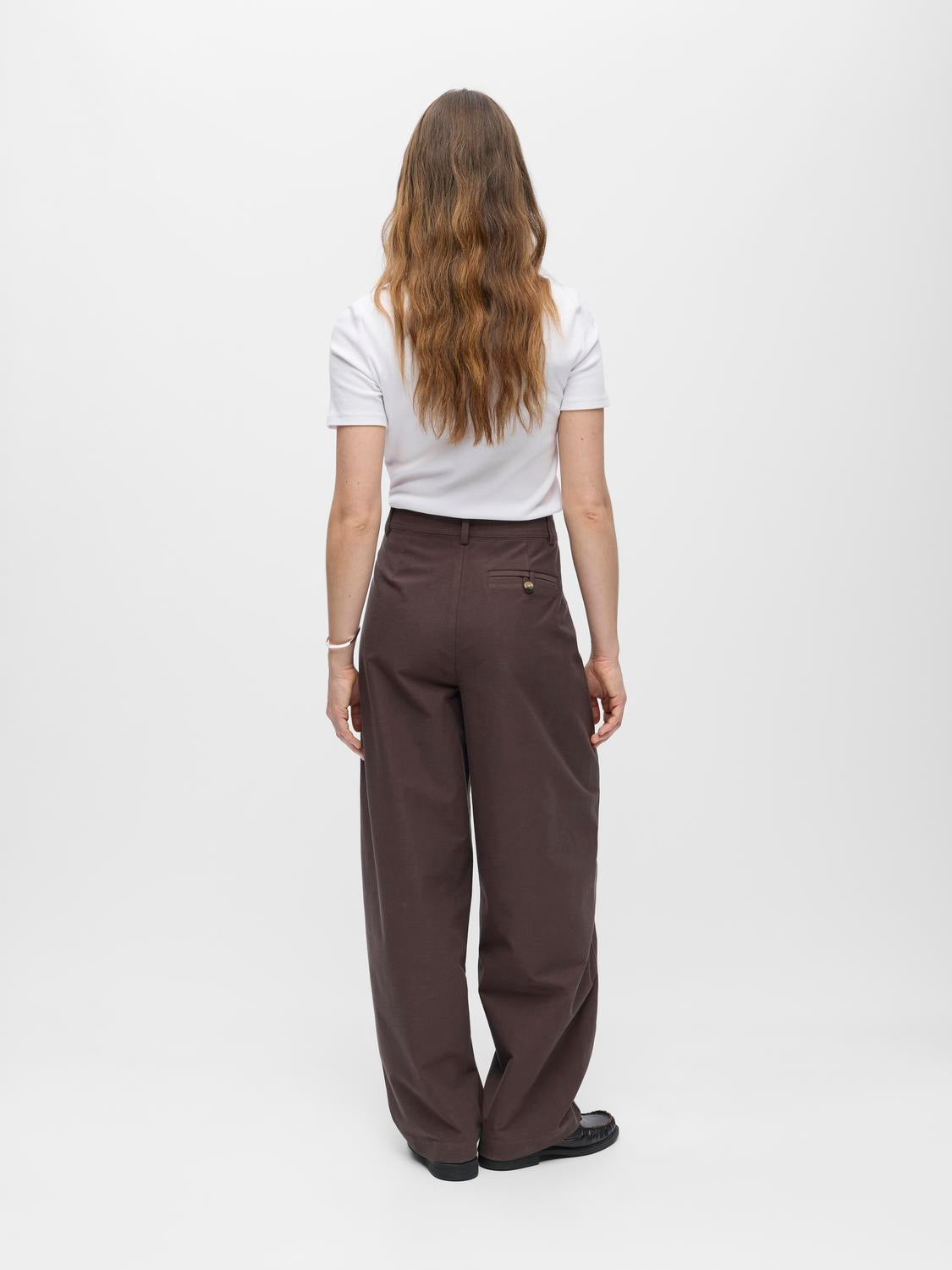 model_shot-back