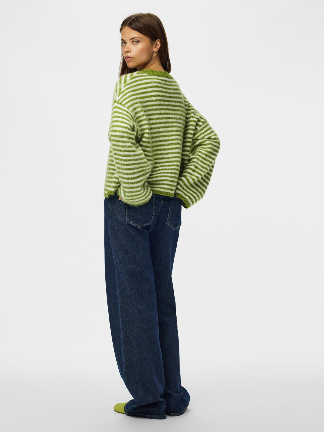 model_shot-back