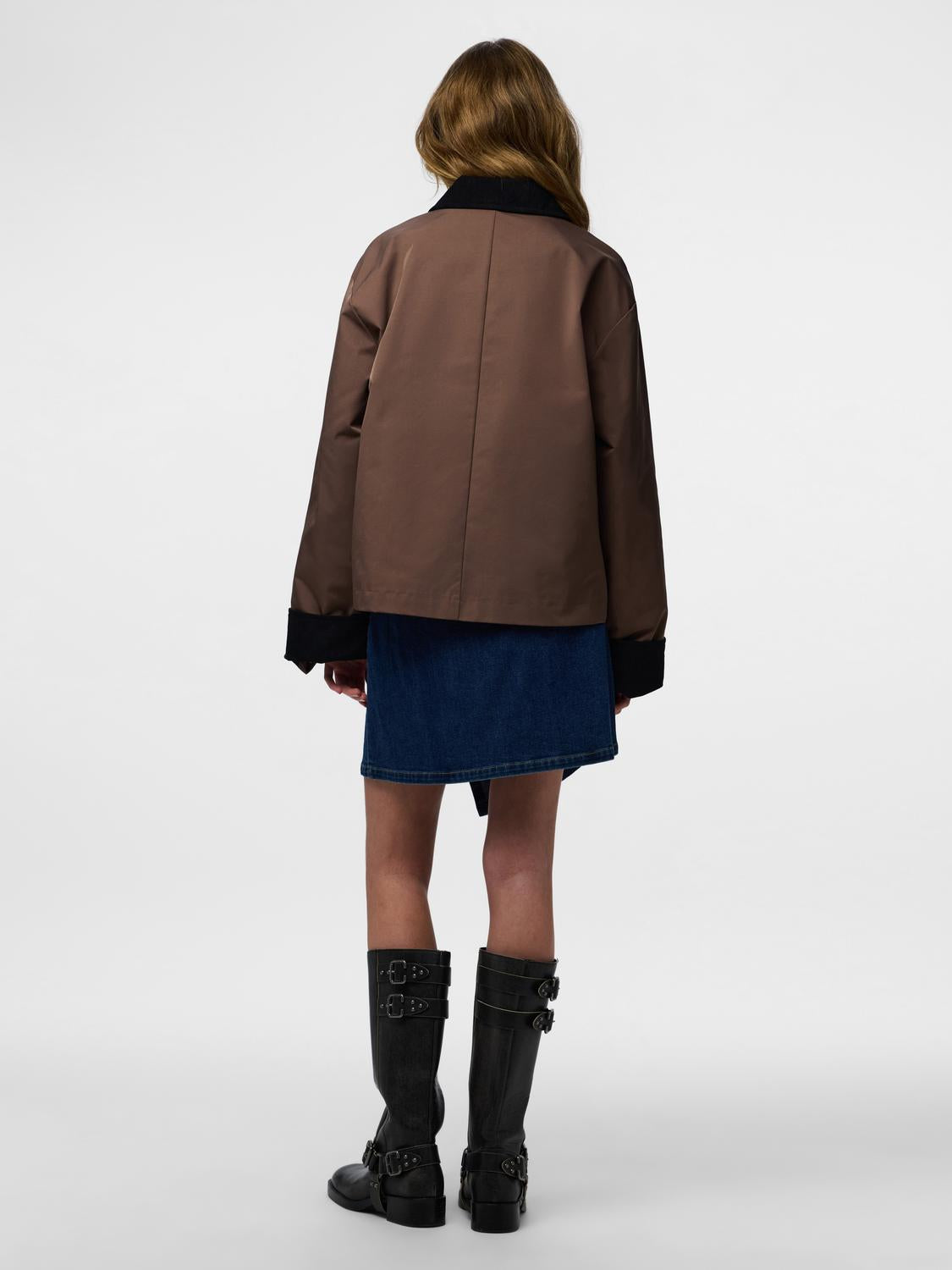 model_shot-back