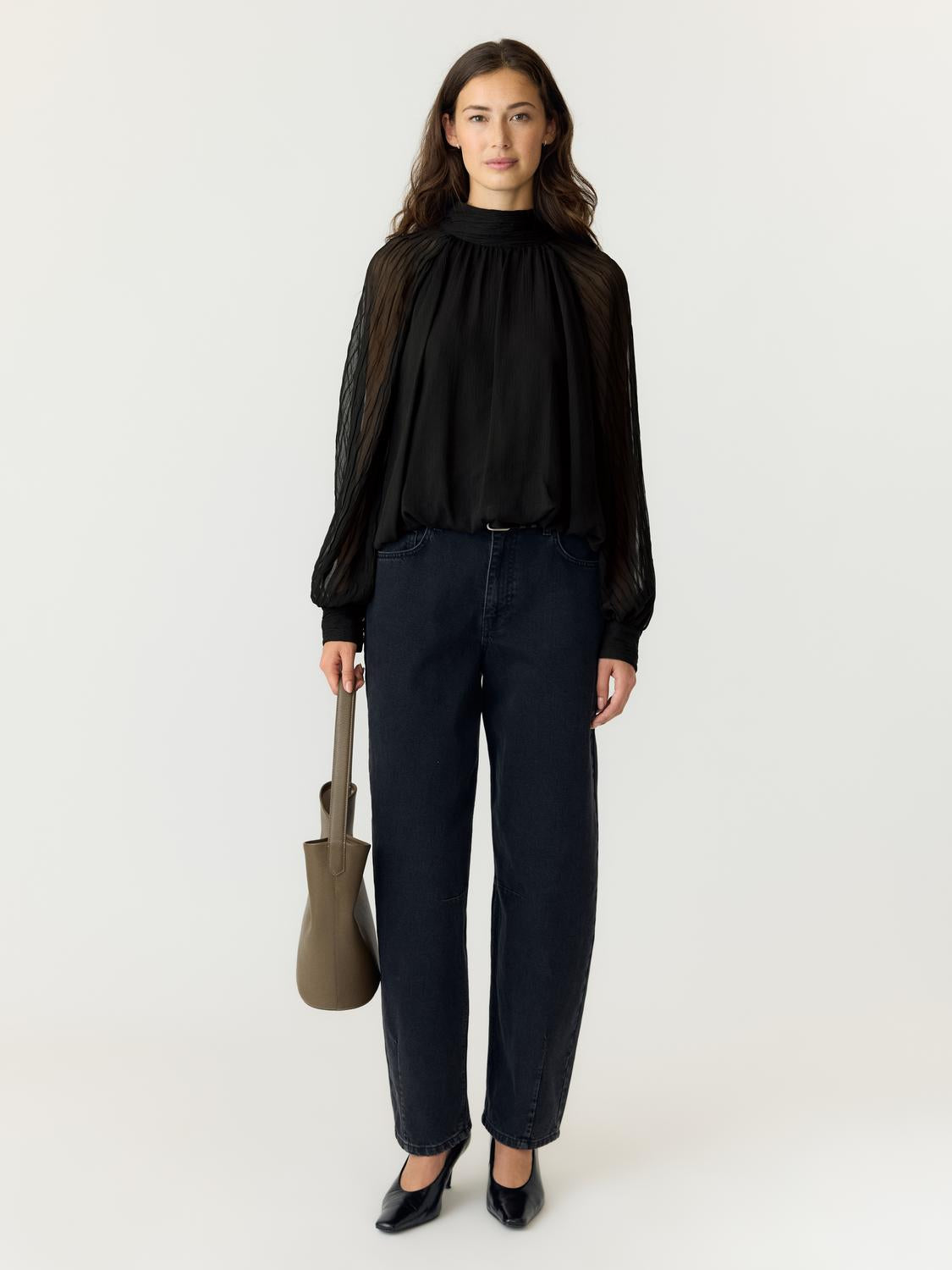 model_shot-front_full