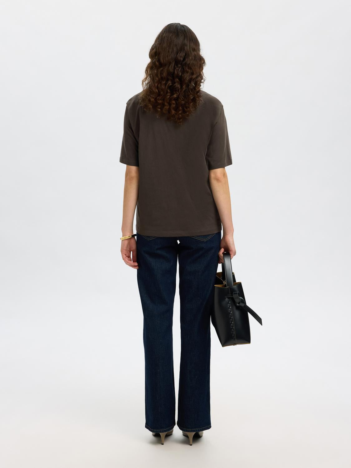 model_shot-back