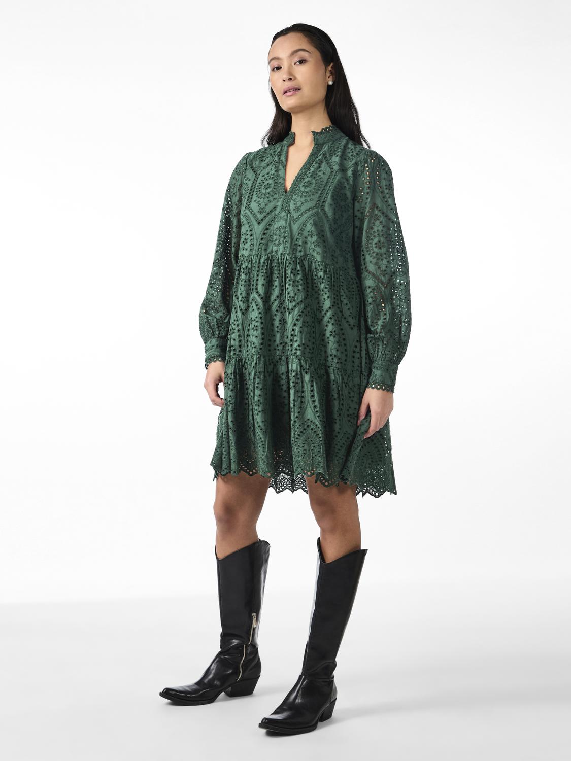 model_shot-front_full