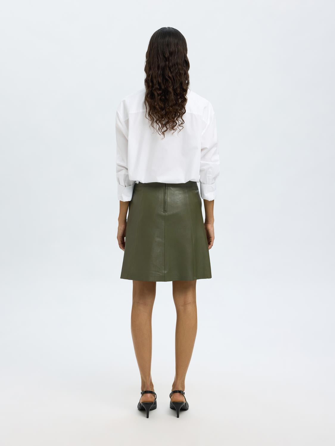 model_shot-back