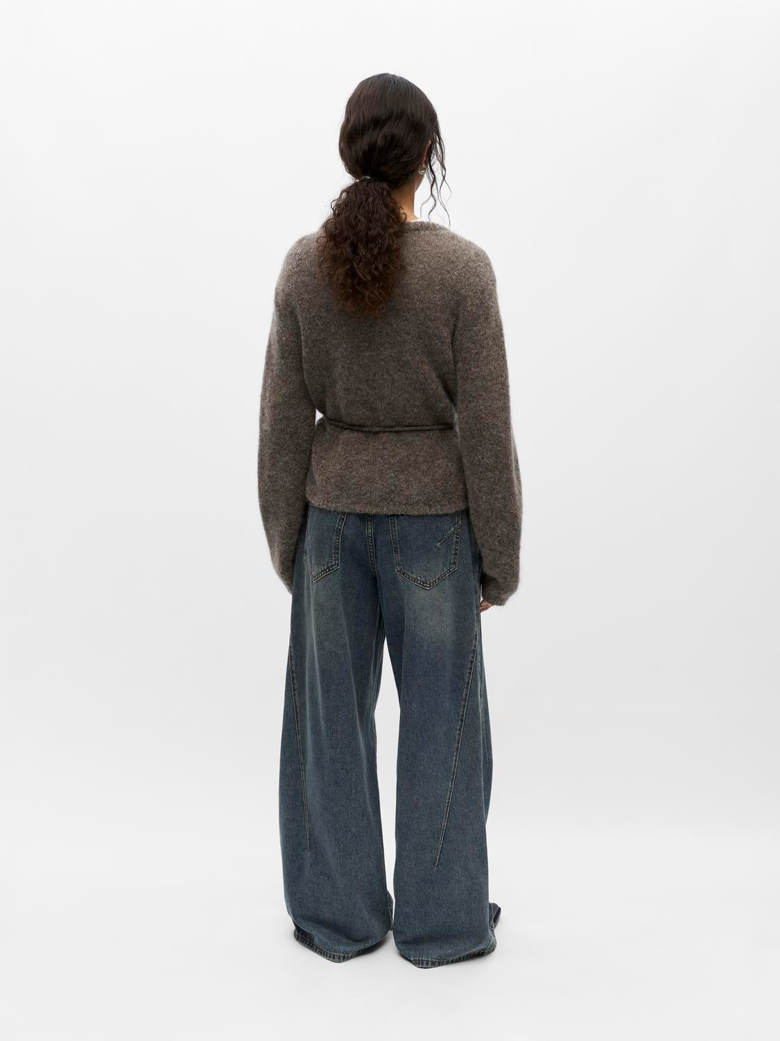 model_shot-back