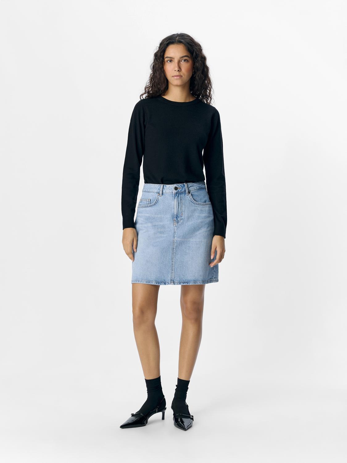 model_shot-front_full