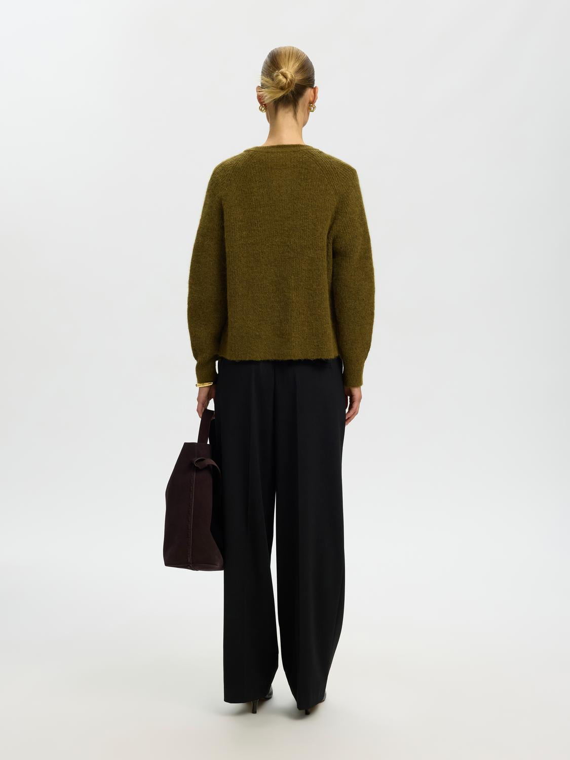 model_shot-back