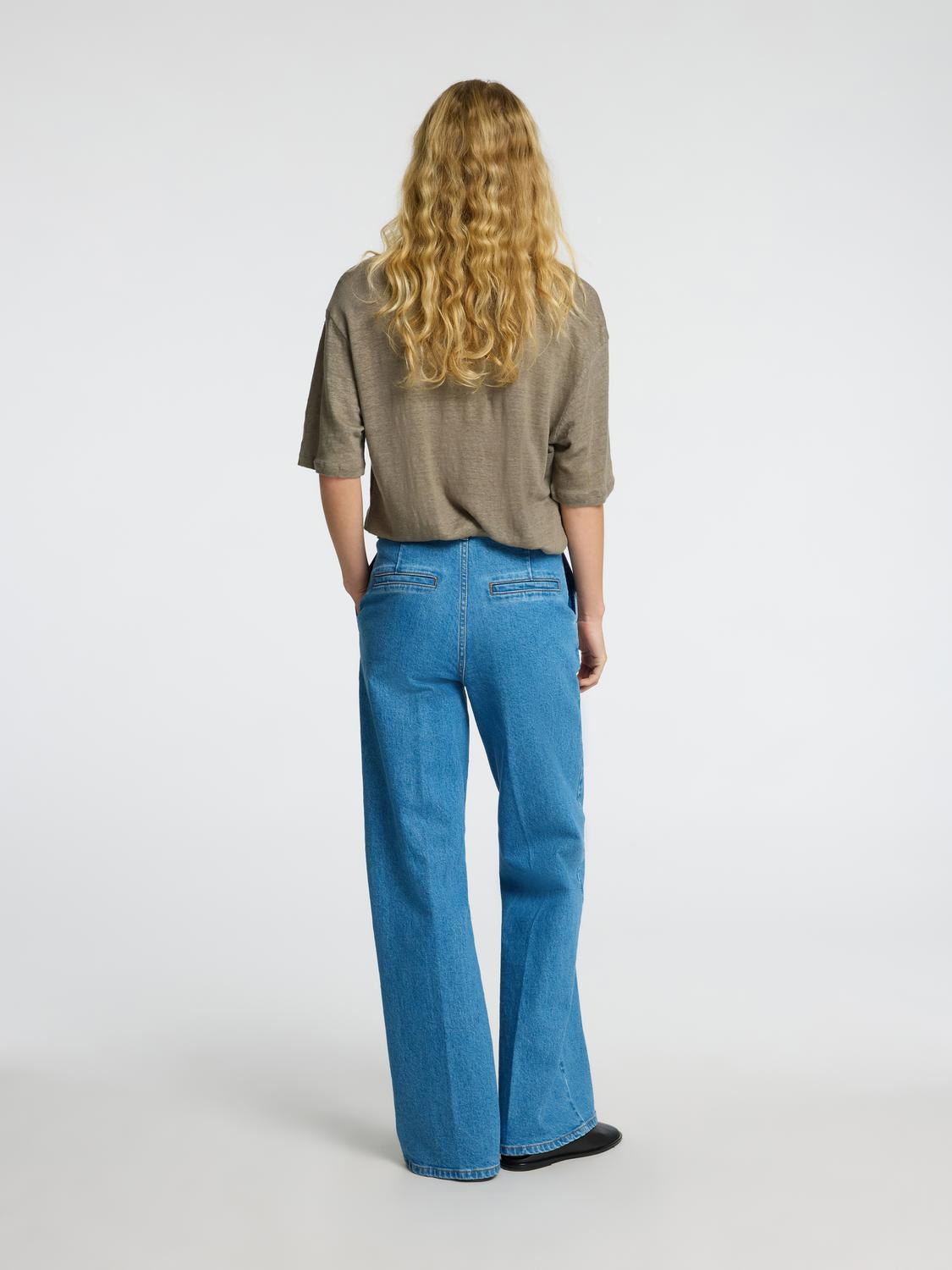 model_shot-back