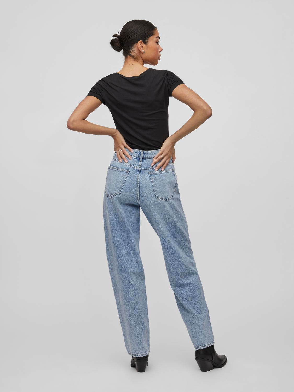 model_shot-back