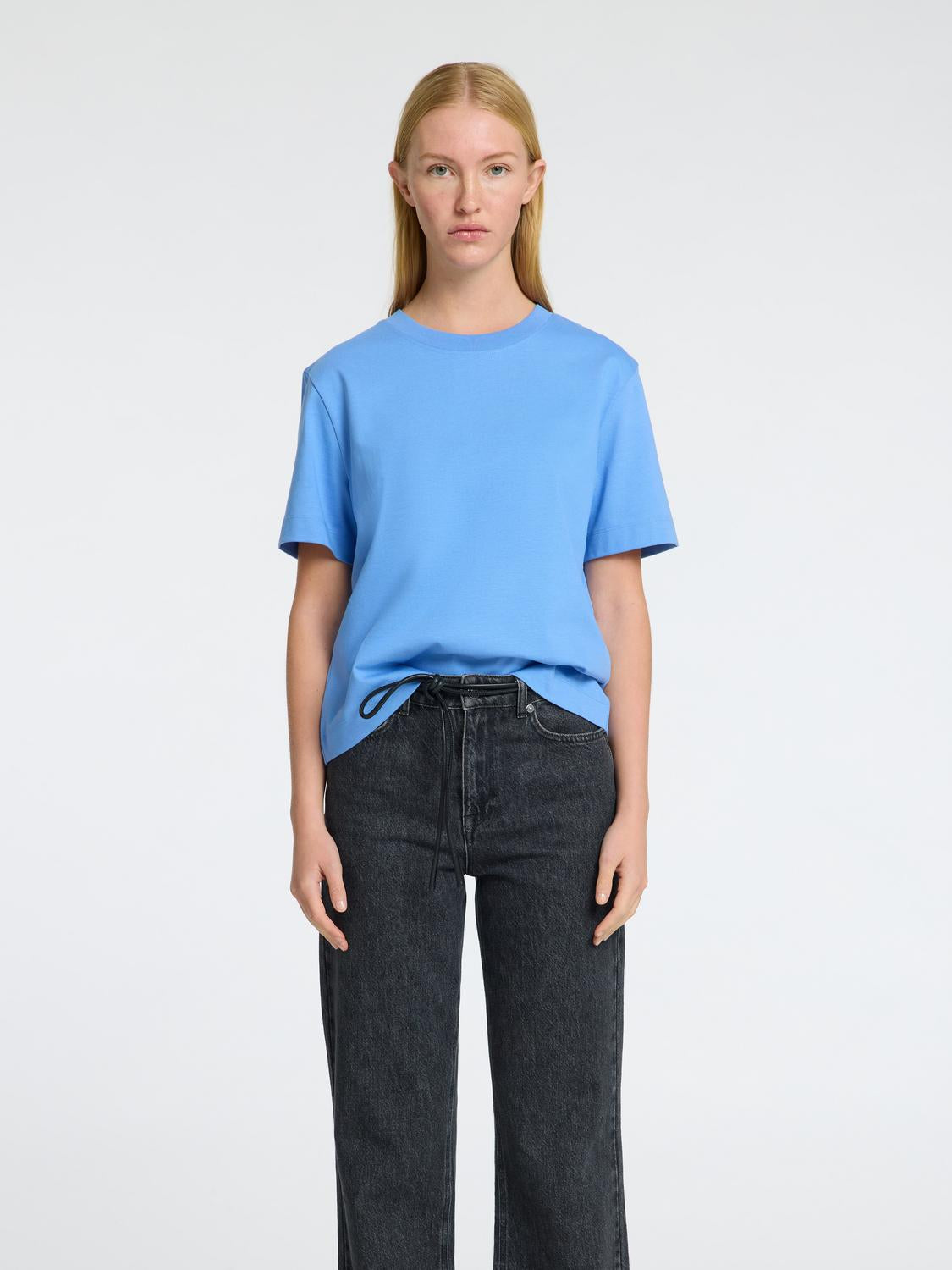 model_shot-front