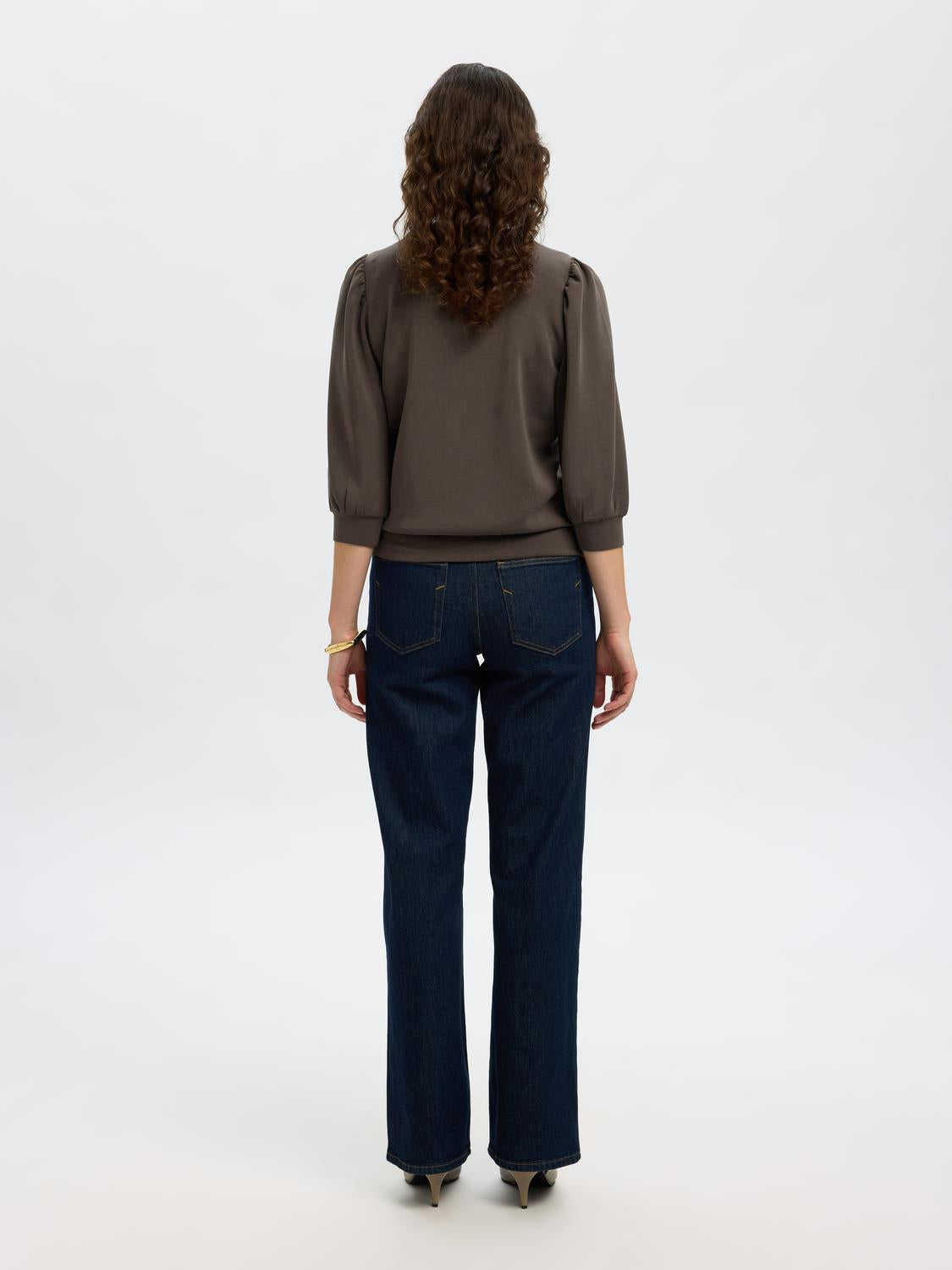 model_shot-back
