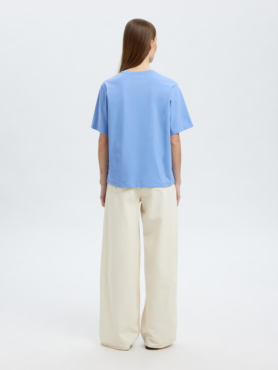 model_shot-back