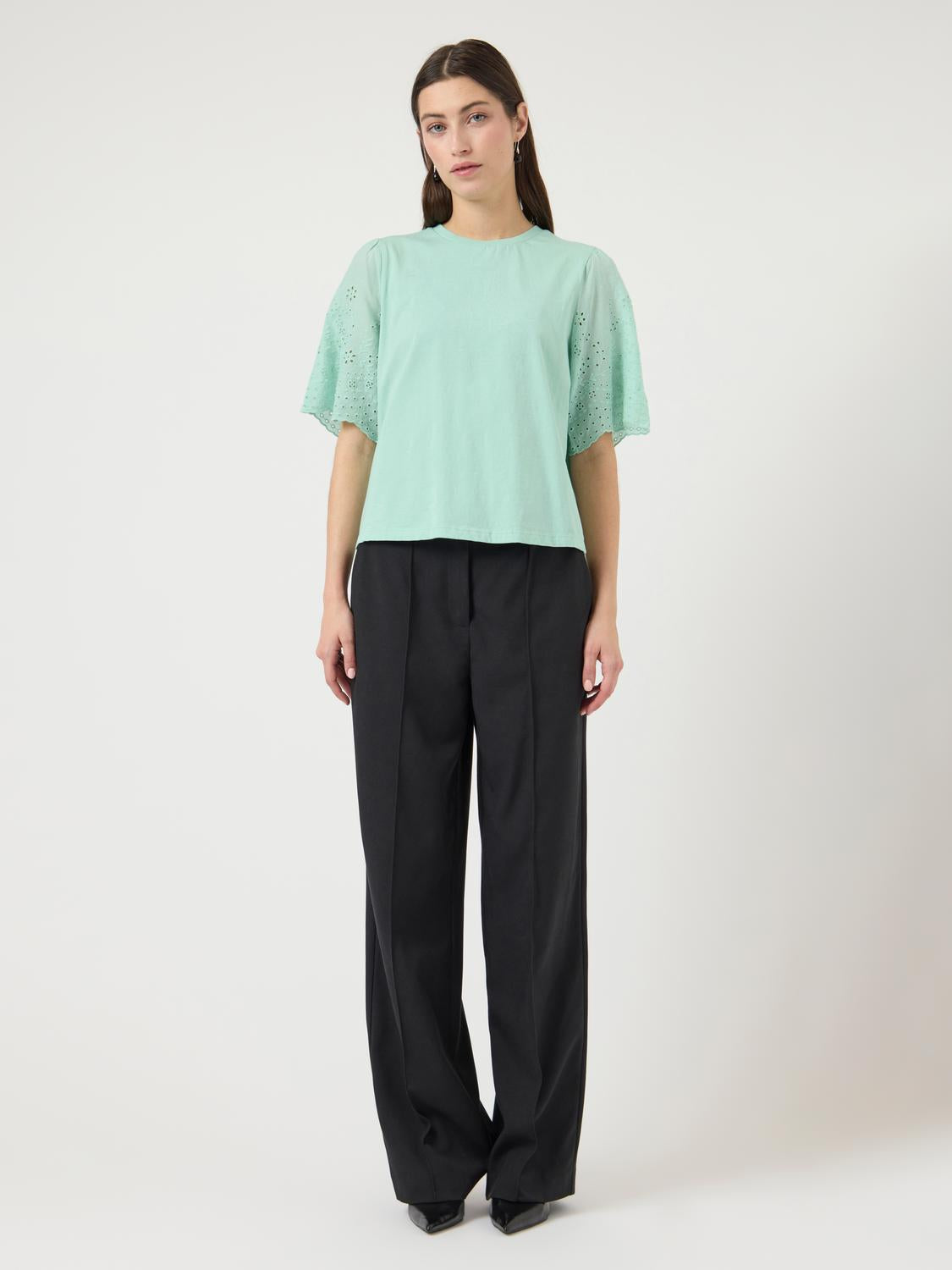 model_shot-front_full