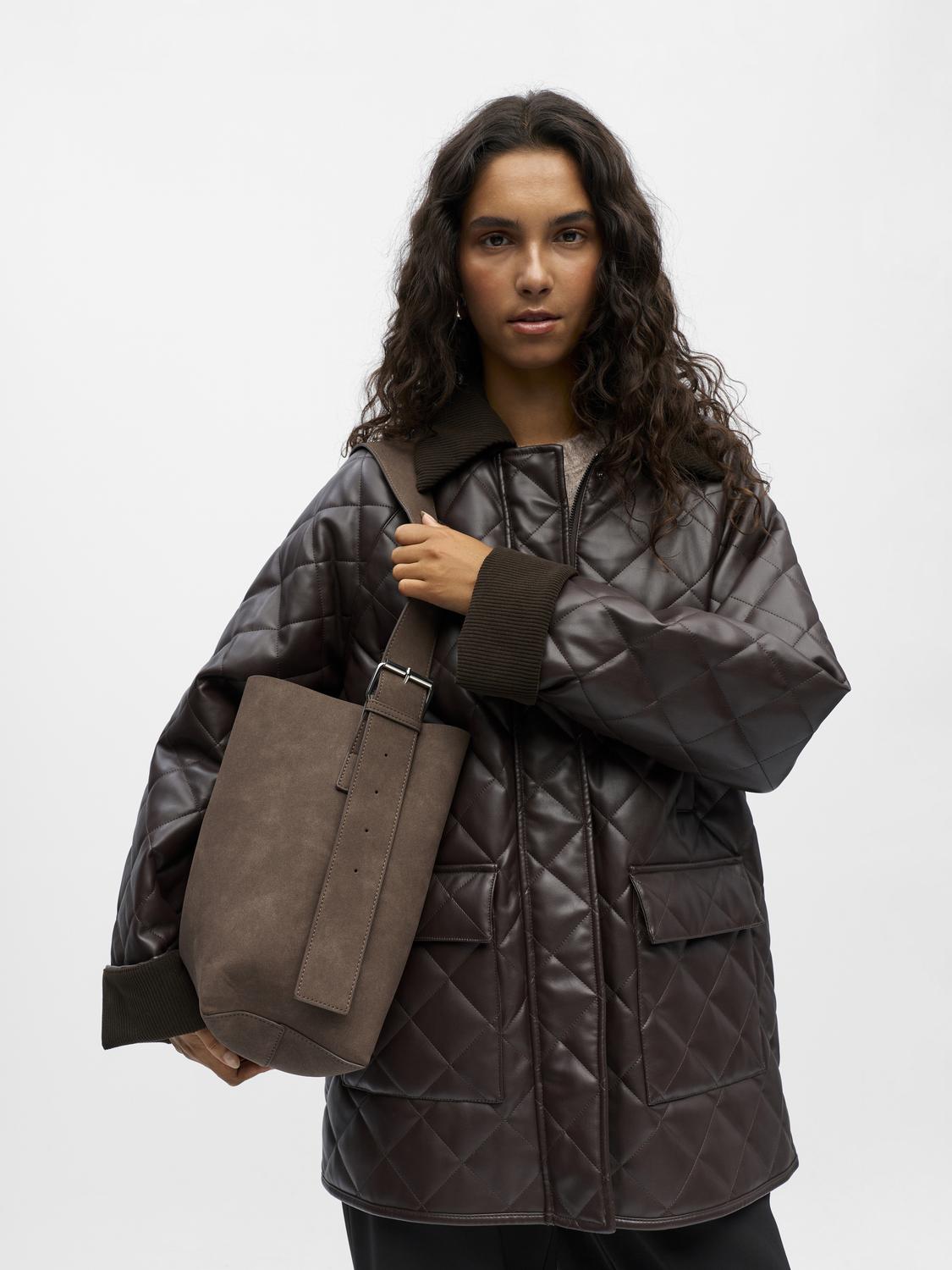 model_shot-front_full