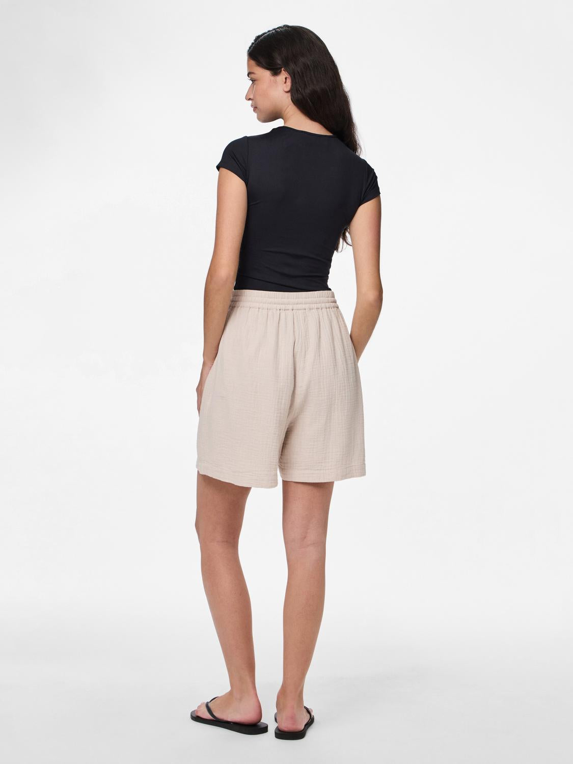 model_shot-back